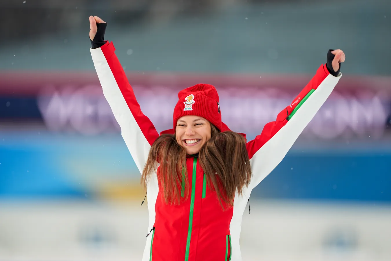 Лора Христова вдига ръце след получаването на олимпийския бронз