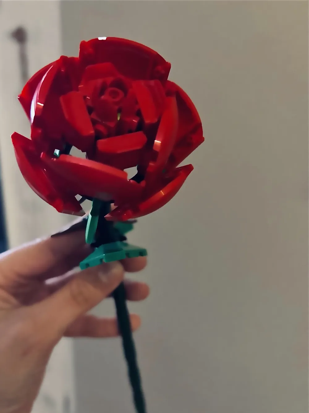 Роза от LEGO в ръка