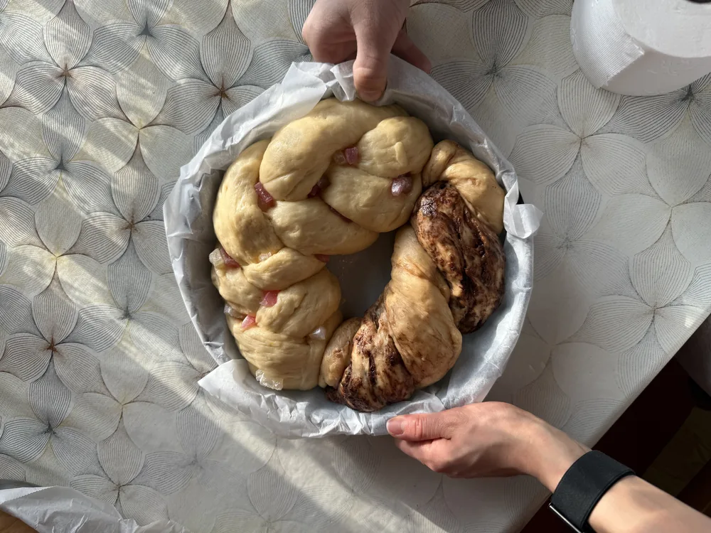 Козунак на венец в ръцете на Лора