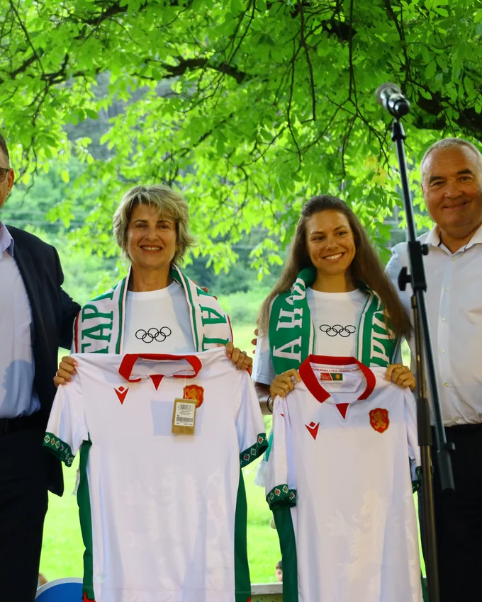 Vesela Lecheva and Lora Hristova with the Bulgaria shirts at the closing of Olympic Day in Troyan