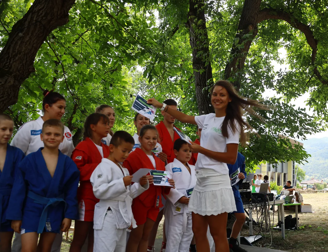 Лора Христова връчва грамоти на деца от клубовете по джудо и самбо