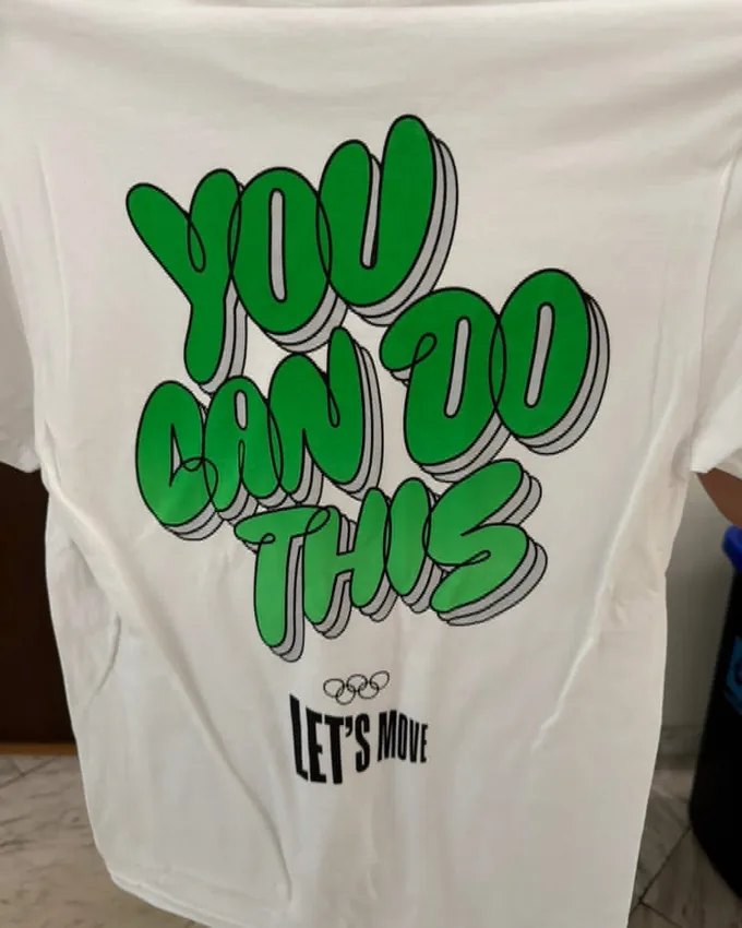 Тениската на фестивала с надпис You can do this, олимпийските кръгове и Let’s move